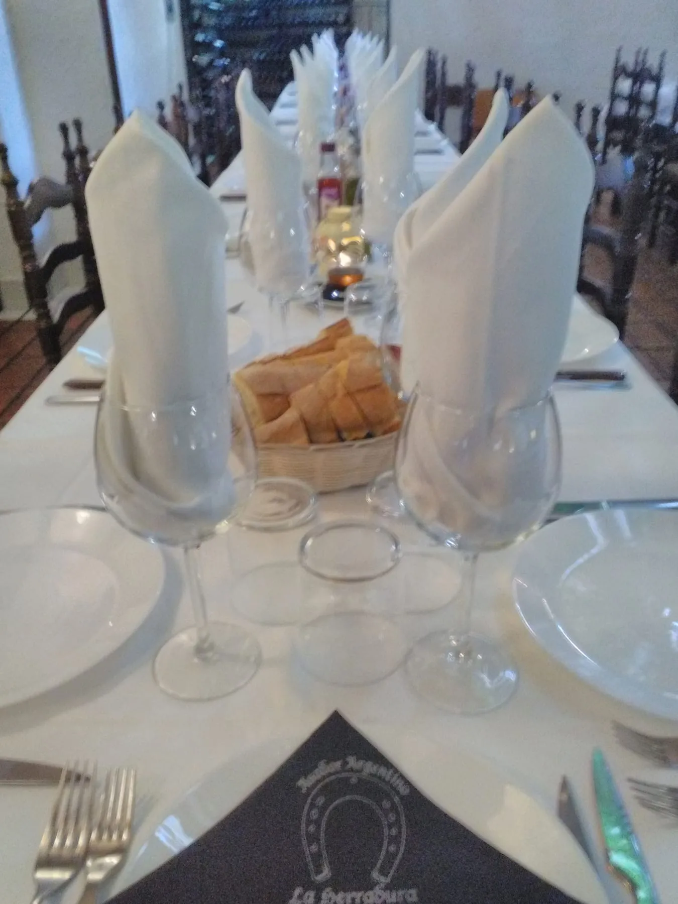 Mesa de banquete preparada con mantel blanco