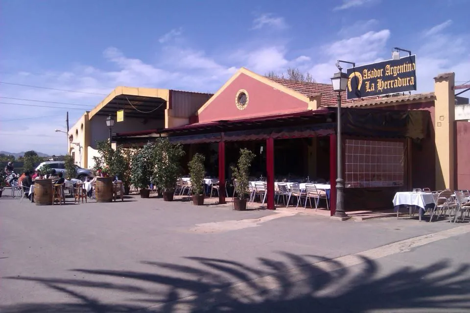 Entorno del restaurante junto al club hípico